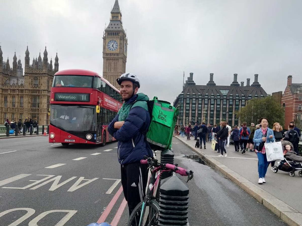 Dodging stabbings and immigration officers for £2: Day in the life of a Deliveroo Driver