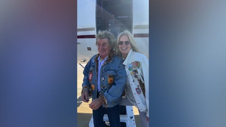 <p>Rod Stewart and Penny Lancaster don matching outfits to board private jet to Las Vegas.</p>