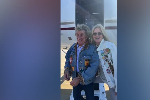 <p>Rod Stewart and Penny Lancaster don matching outfits to board private jet to Las Vegas.</p>