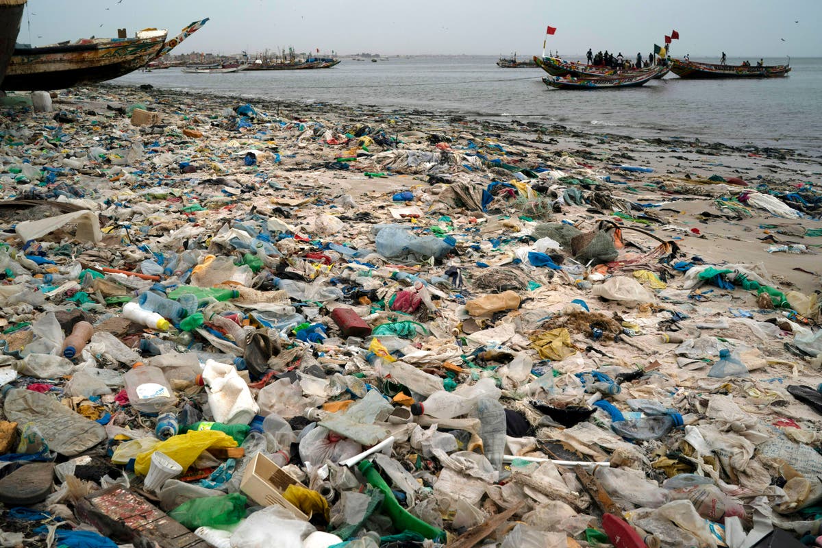 Ukelange forhandlinger om en historisk traktat for å få slutt på plastforurensning slutter, preget av uenigheter