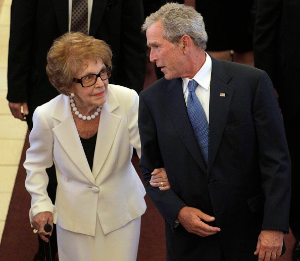<p>Former first lady Nancy Reagan (L) is escorted by former President George W. Bush following the funeral for former first lady Betty Ford at St. Margaret’s Episcopal Church July 12, 2011</p><p>” top=”517″ width=”594″ format=”responsive” i-amphtml-layout=”responsive”><i-amphtml-sizer slot=