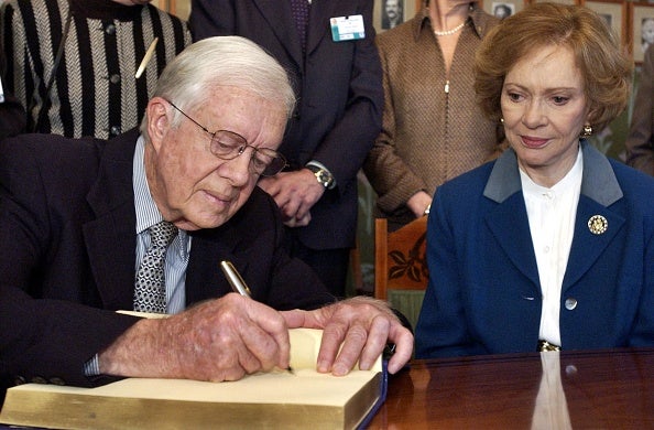 <p>Peace Prize winner and former US president Jimmy Carter signs the guestbook in the Nobel Institute in Oslo 09 December 2002, next to his wife Rosalynn</p><p>” top=”390″ width=”594″ format=”responsive” i-amphtml-layout=”responsive”><i-amphtml-sizer slot=
