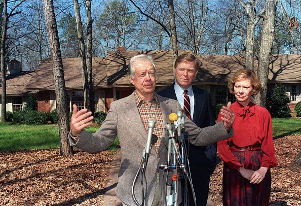 <p>Former US President Jimmy Carter (L) addresses media 01 March 1988 outside Carter’s residence in Plains while Democratic party presidential hopeful Richard Gephardt (C) and Rosalynn Carter look on.</p><p>” top=”406″ width=”594″ format=”responsive” i-amphtml-layout=”responsive”><i-amphtml-sizer slot=