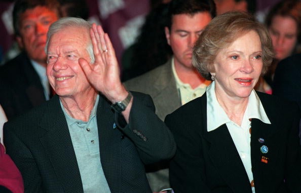 <p> Former US President Jimmy Carter (L) waves to the crowd as he sits with his wife, Roslyn (R), at the 1998 Goodwill Games boxing finals 01 August at Madison Square Garden in New York</p><p>” top=”381″ width=”594″ format=”responsive” i-amphtml-layout=”responsive”><i-amphtml-sizer slot=