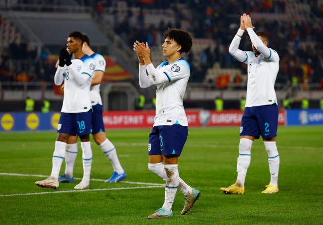 <p>The England players applaud the travelling fans </p>
