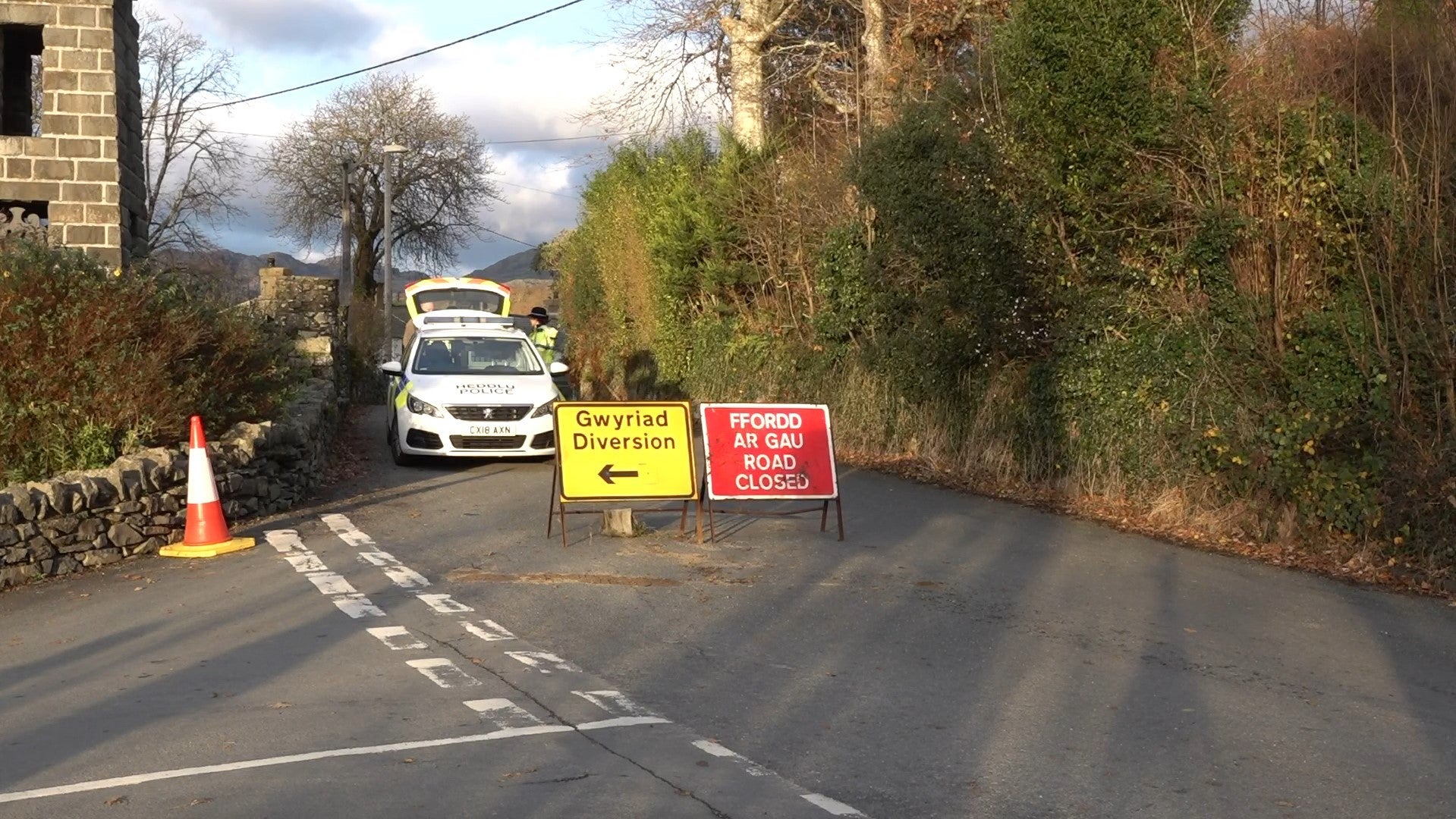 A police cordon remains in place between Garreg and Pont Aberglaslyn