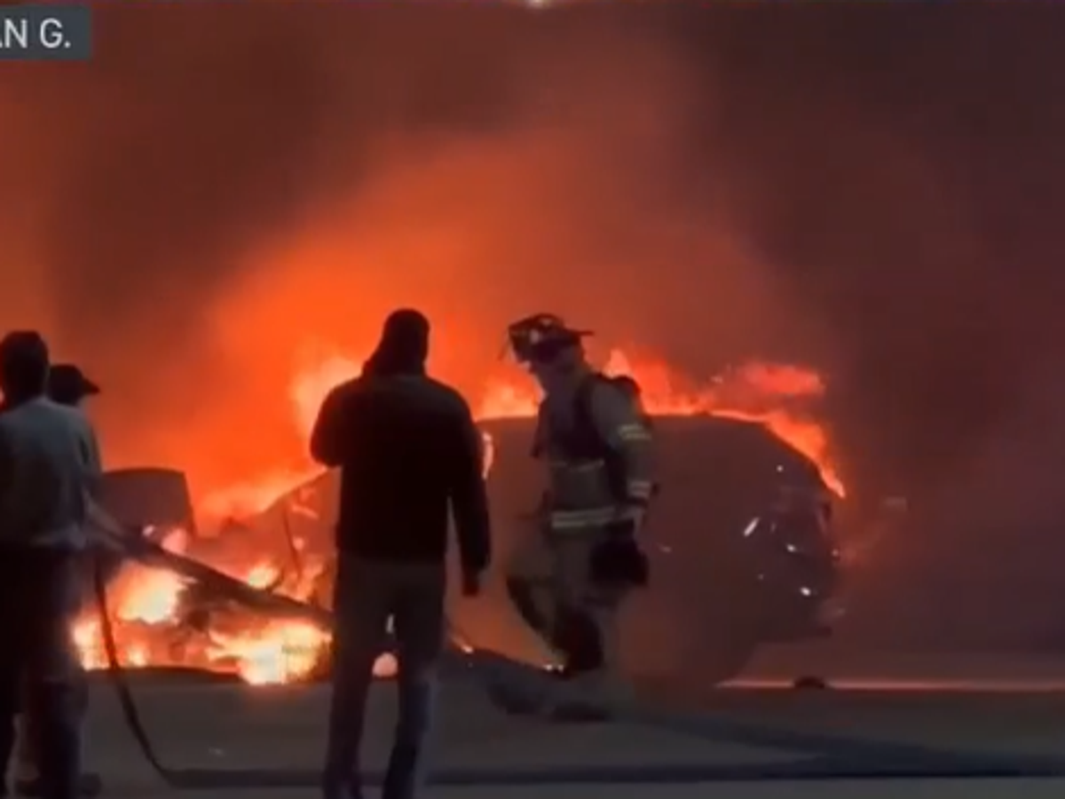 Pilot killed as plane crashes into parking lot of Texas shopping mall | The  Independent