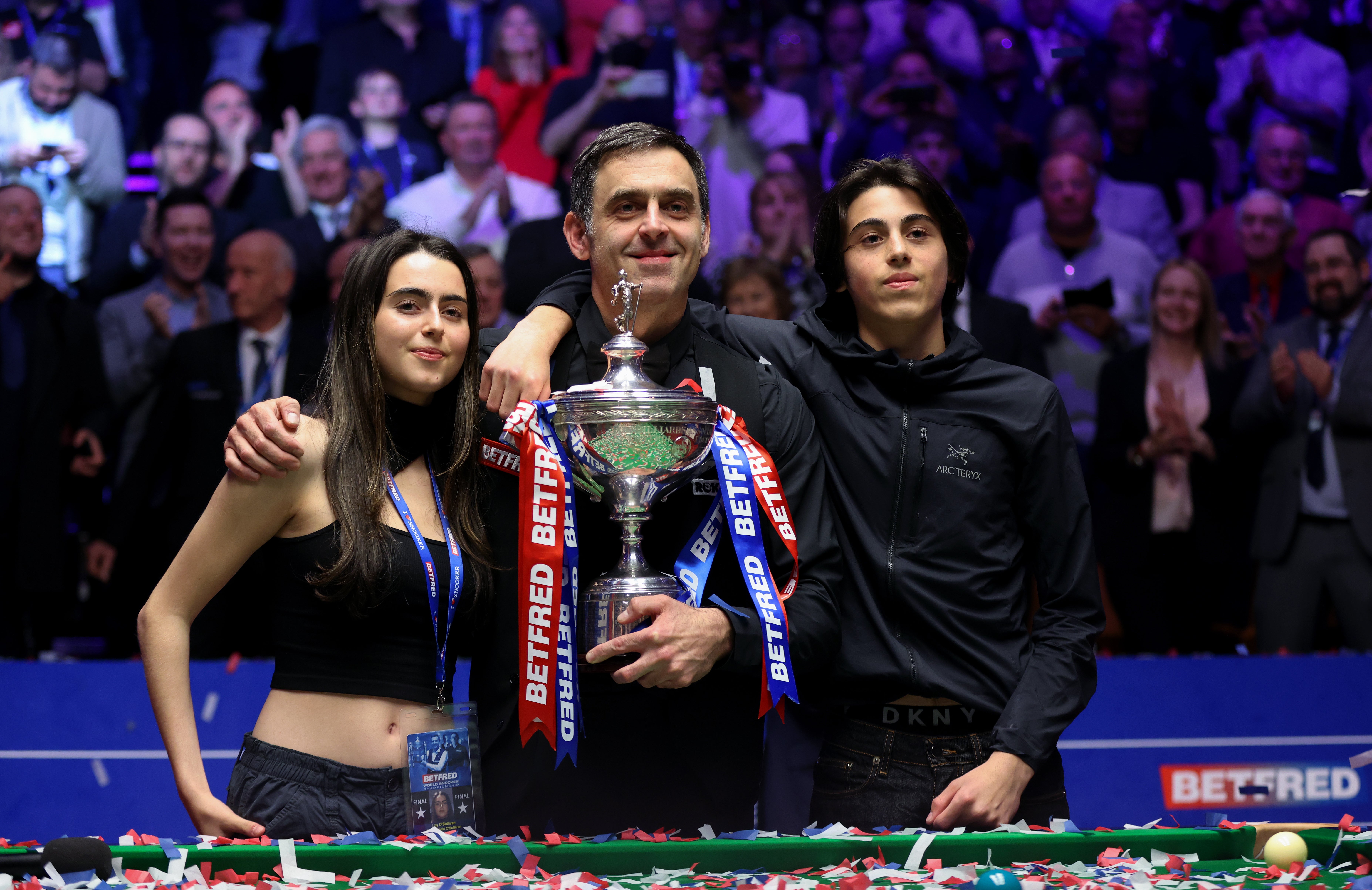 O’Sullivan poses with his children, Lily and Ronnie Jr, after winning the 2022 title