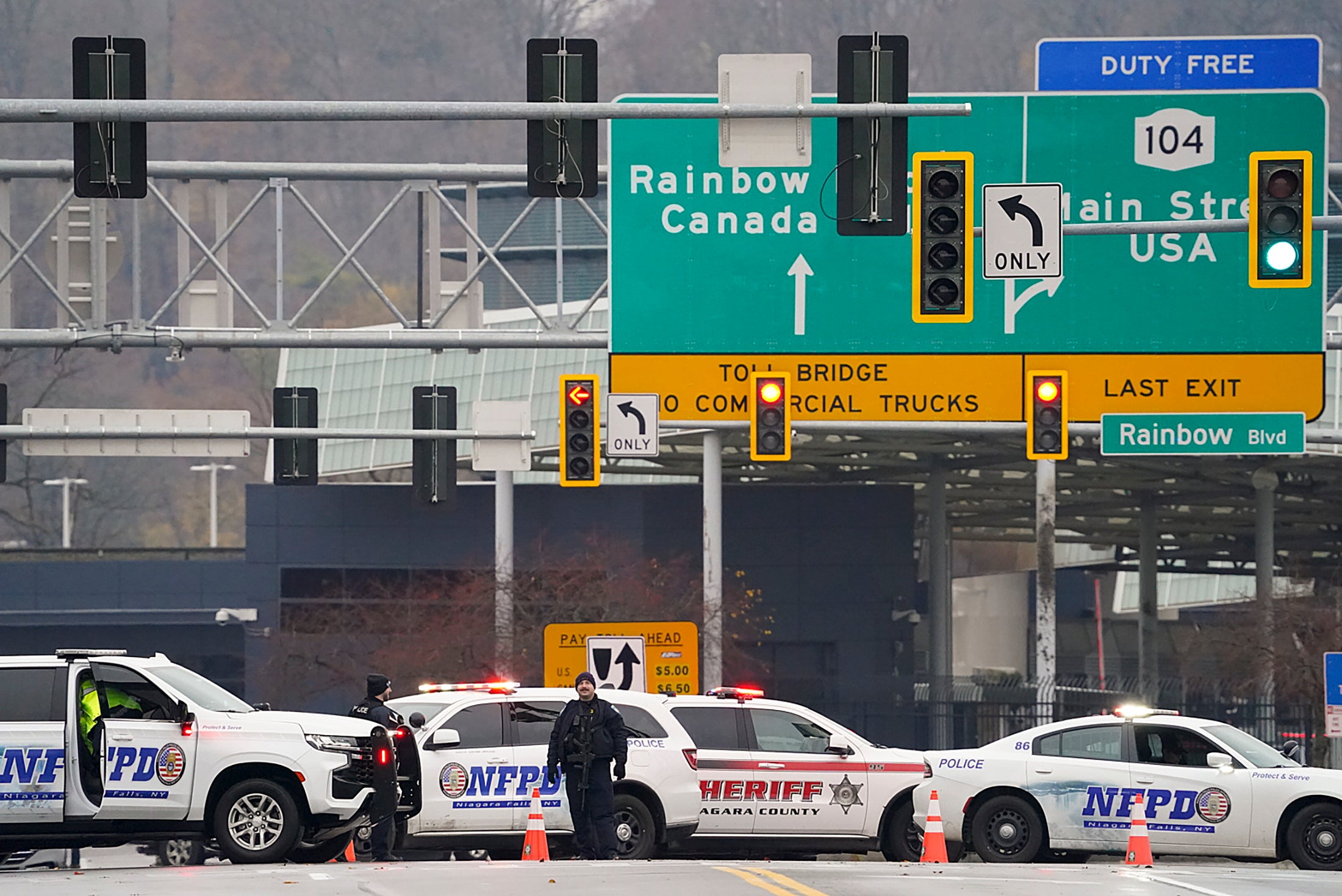 <p>Law enforcement personnel block off the entrance to the Rainbow Bridge, Wednesday, Nov. 22, 2023, in Niagara Falls, N.Y</p>