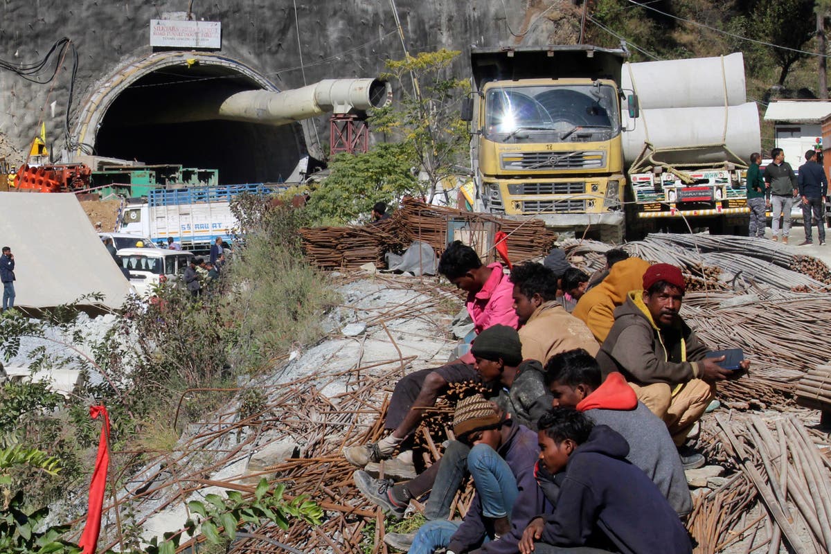 Спасителите в Индия се надяват да възобновят сондажите, за да евакуират 41 блокирани работници след механичен проблем