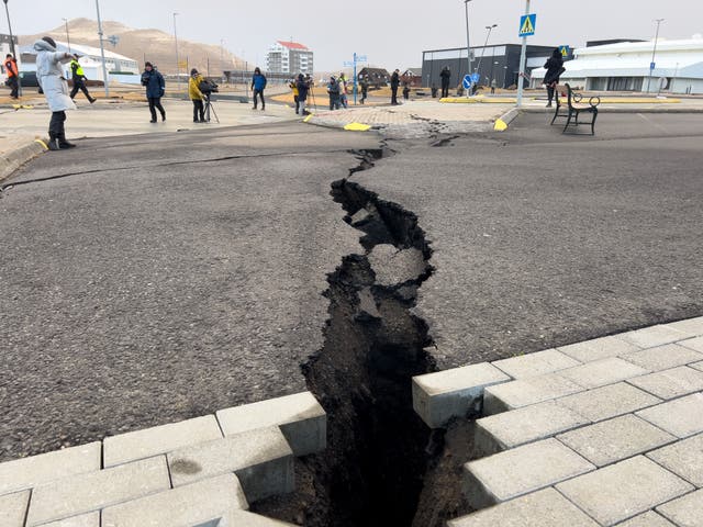 <p>A large crack amid the road after the Icelandic town of Grindavik was shaken by earthquakes... and grammatical horror </p>