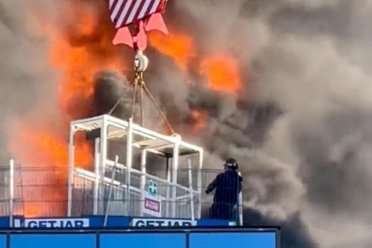 Четене на пожар - на живо: Работник, спасен от кран, докато пожарникарите се справят с драматичен пожар близо до гарата