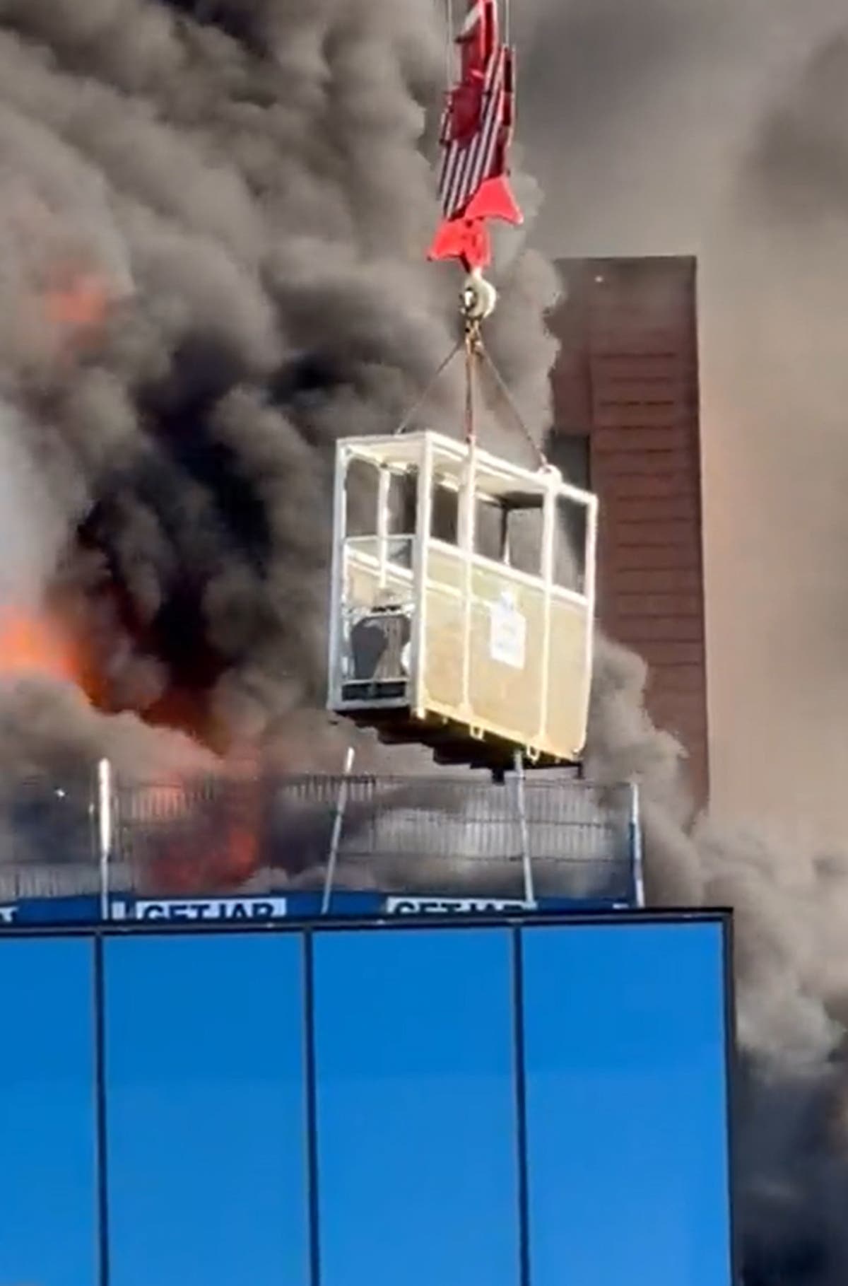 Шофьор на кран герой описва отчаяна борба за спасяване на работник, който е бил на метри от сградата inferno