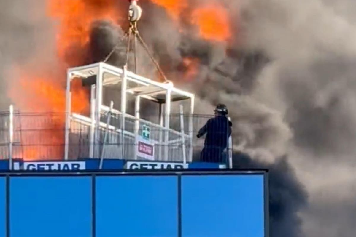 Работник на кран, който вдигна мъж от горящата сграда, казва, че спасяването е било „отблизо“