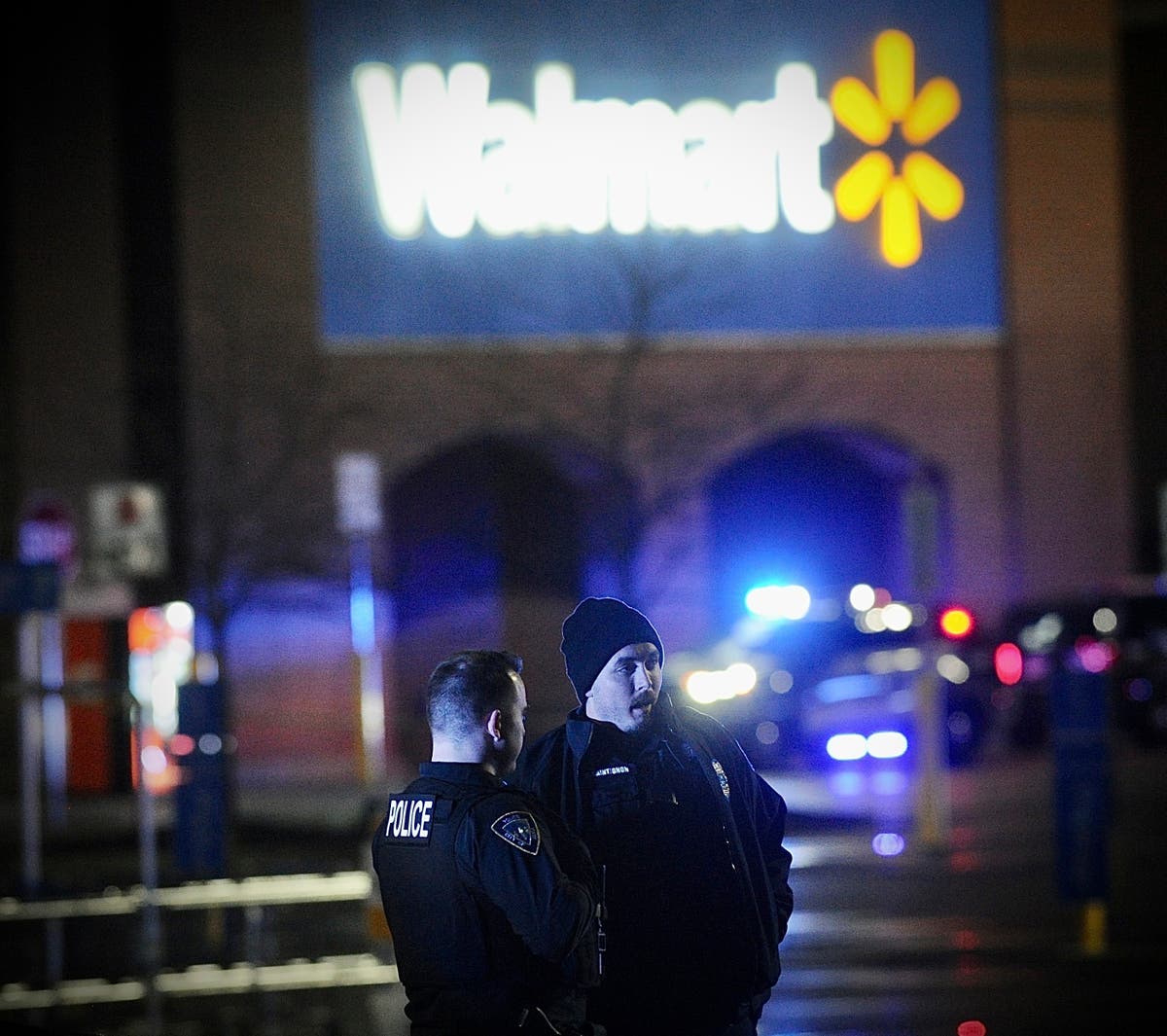 Стрелба на въоръжен мъж в Walmart, която рани четирима, частично мотивирана от расистка идеология, казва ФБР