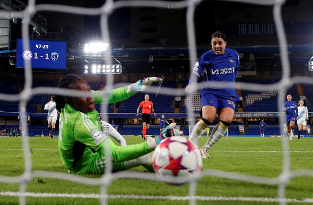 <p>Sam Kerr slots in the second goal for her team at Stamford Bridge on Thursday evening </p>