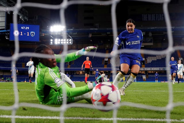 <p>Sam Kerr slots in the second goal for her team at Stamford Bridge on Thursday evening </p>