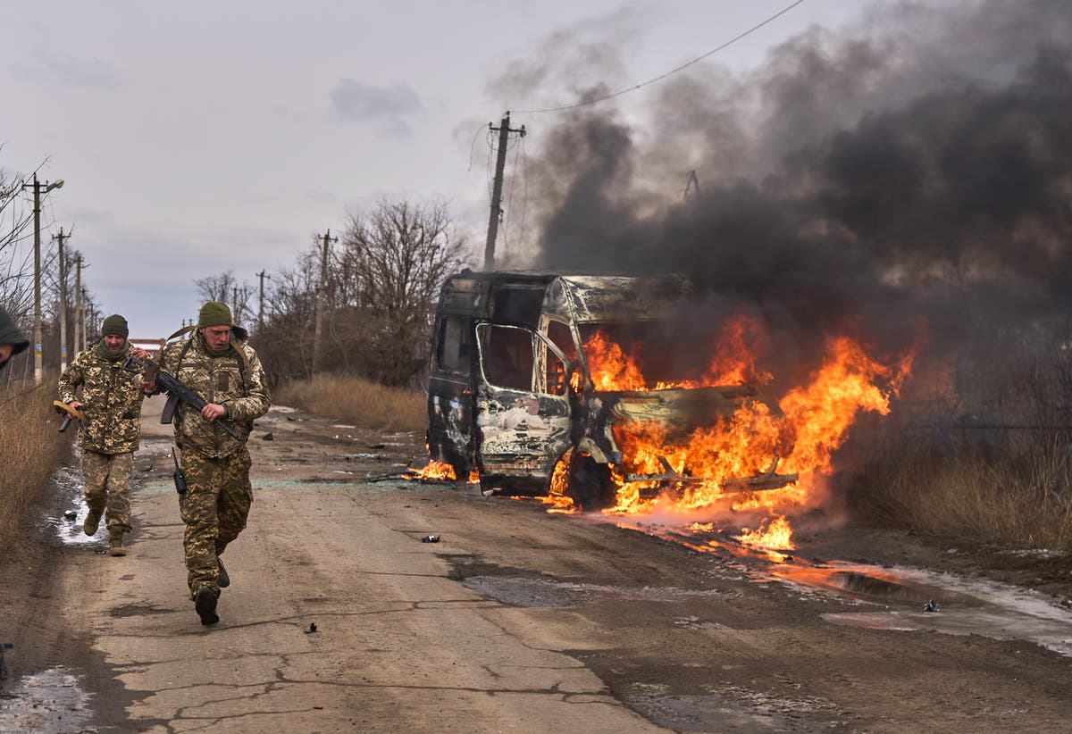 Украйна насочва голяма атака с дрон срещу Крим, докато Русия се опитва да превземе разрушен източен град