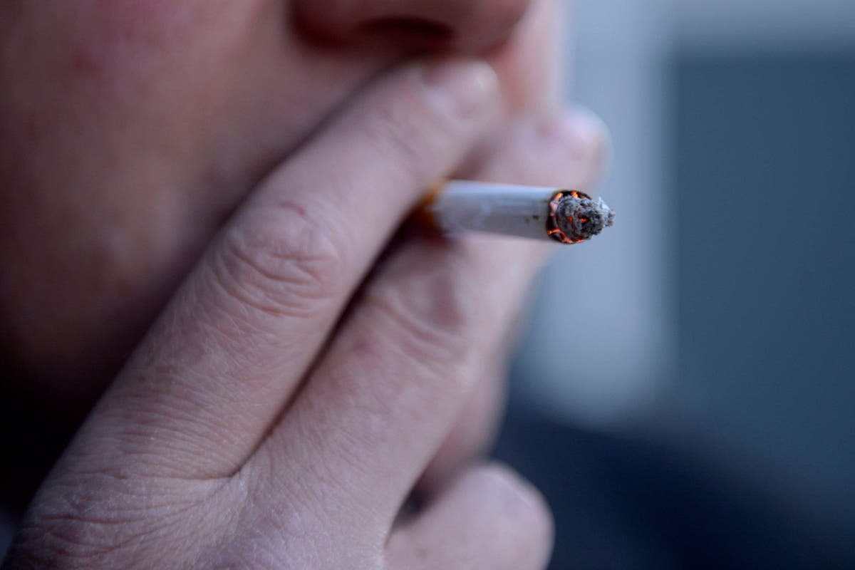 Поетапното спиране на тютюнопушенето в Англия е „непроменено“, тъй като Нова Зеландия „ще отмени закона“