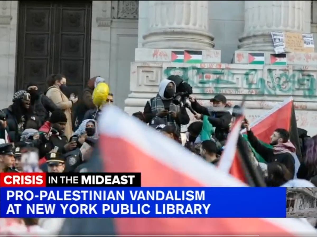 Протестиращите рисуват със спрей „Свободна Палестина“ върху обществената библиотека в Ню Йорк