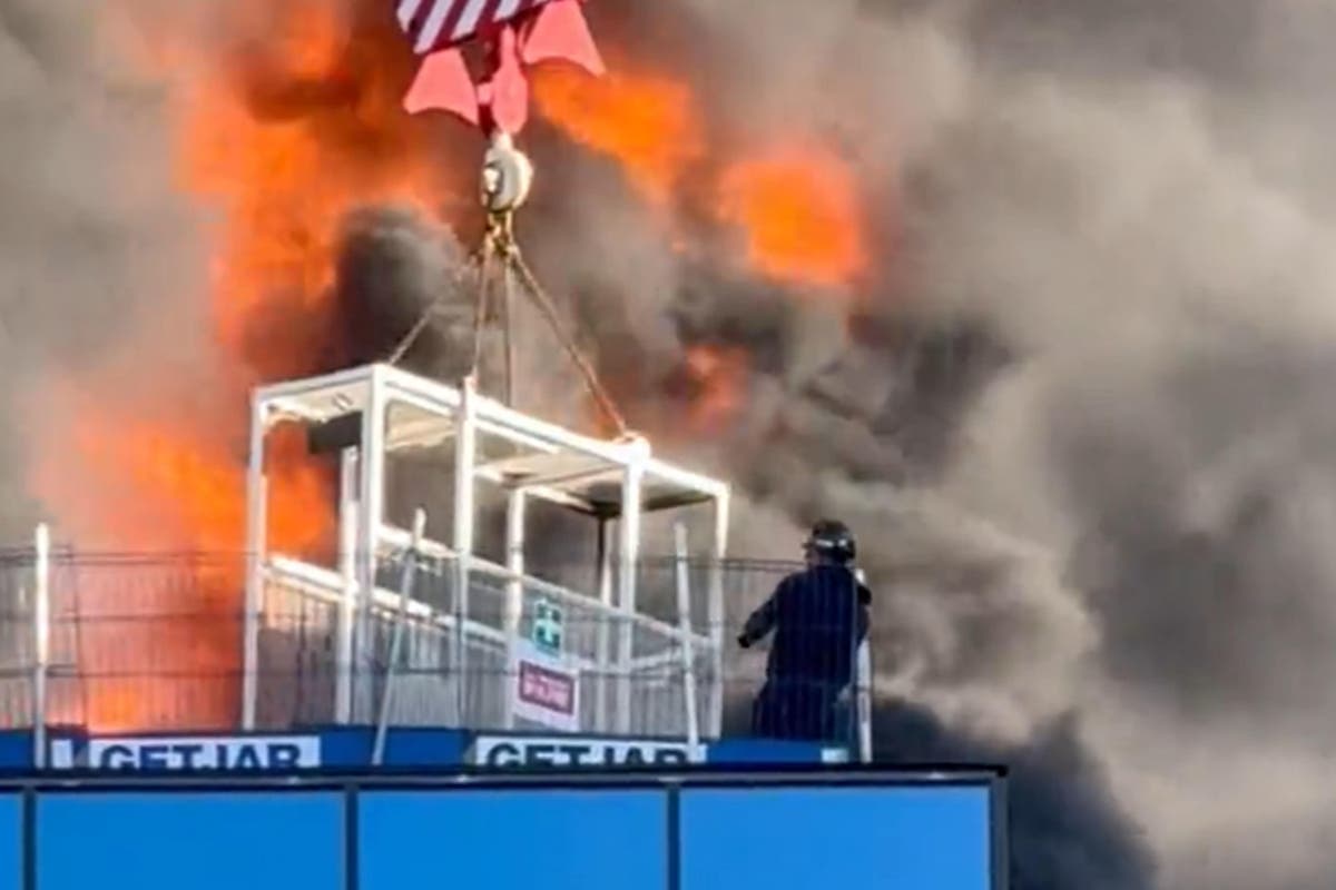 Работник на кран похвален за спасяването на човек от горяща сграда