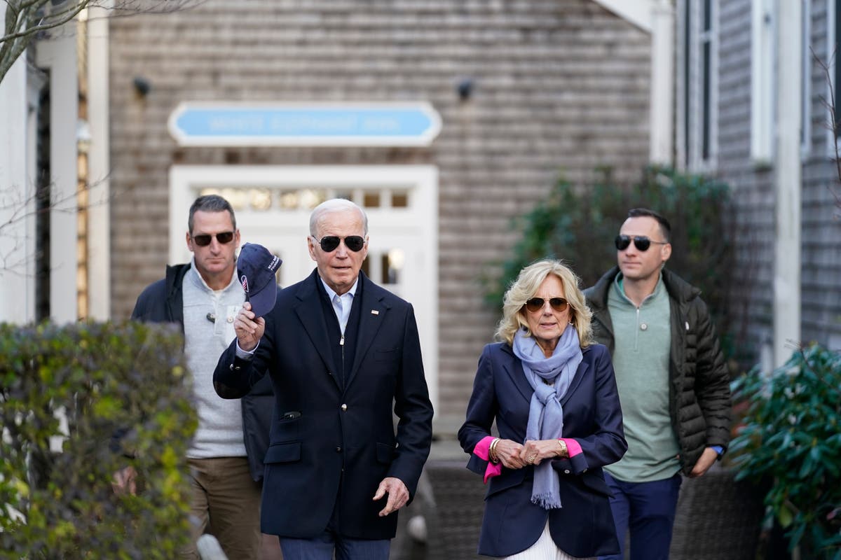 Семеен обяд, малко пазаруване, осветление на коледната елха: денят на президента Джо Байдън в Нантъкет