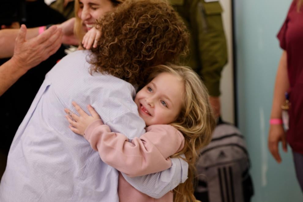 <p>Amelia Aloni, 6, hugs her grandmother for the first time after being released from Gaza </p>