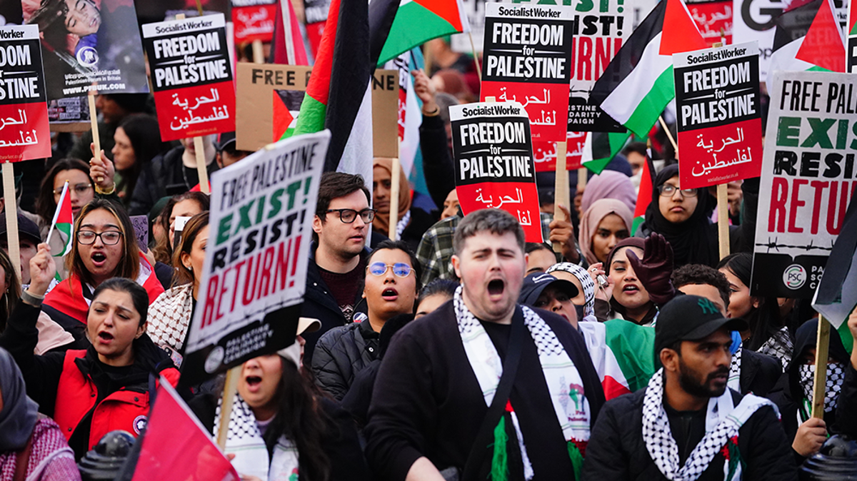 Гледайте на живо: Пропалестински протестиращи маршируват в Лондон след заложниците, освободени от Хамас