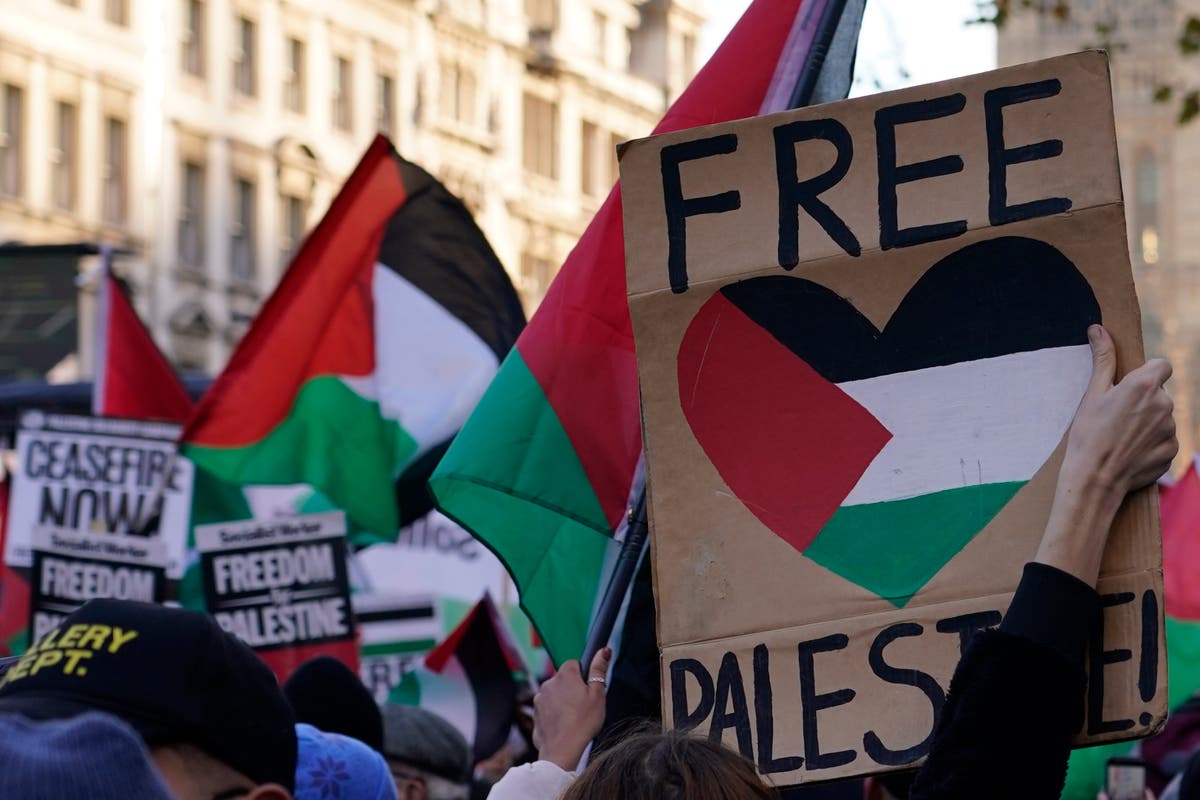 Десетки хиляди маршируват в Лондон, призовавайки за постоянно прекратяване на огъня в Газа