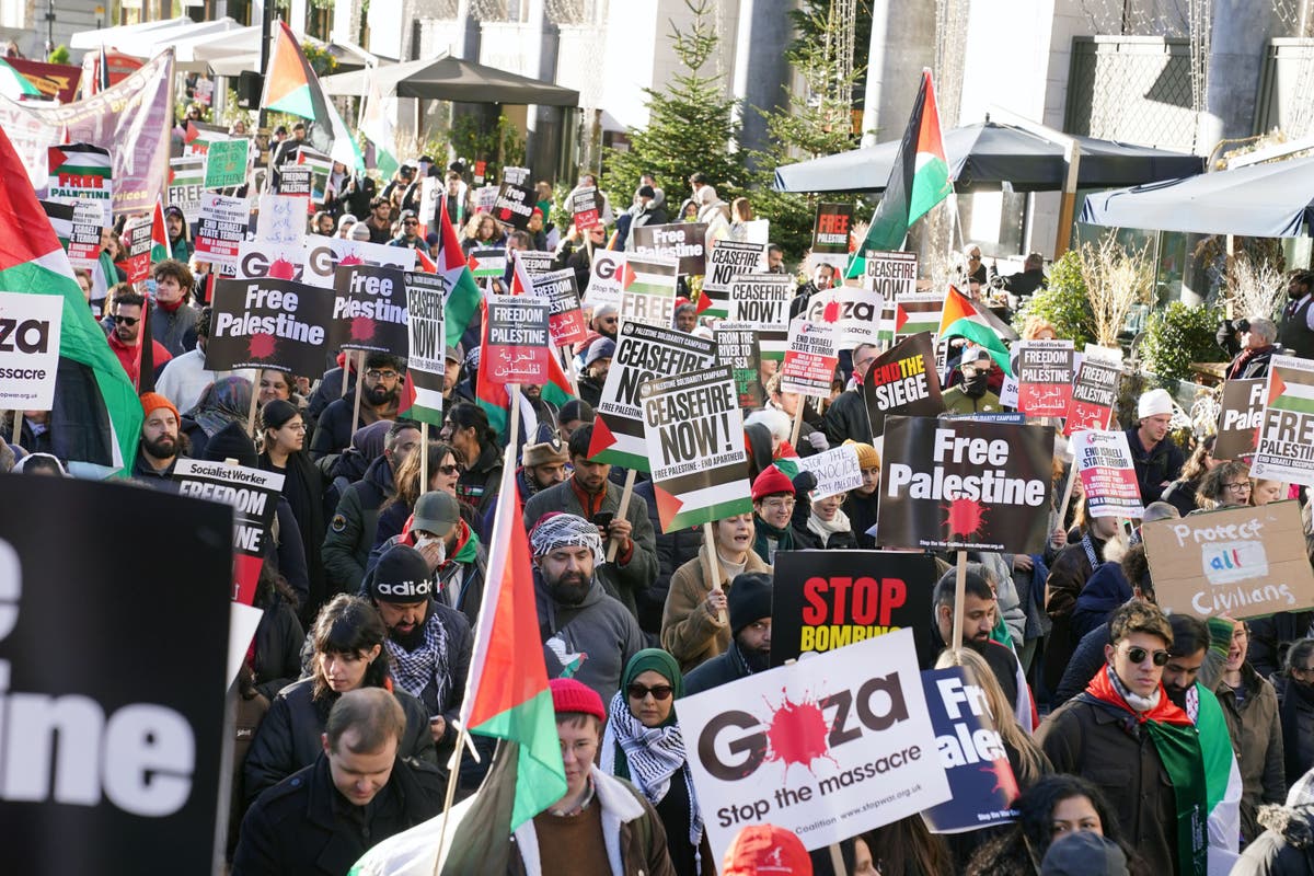 Десетки хиляди маршируват за прекратяване на огъня в Газа на фона на временно примирие