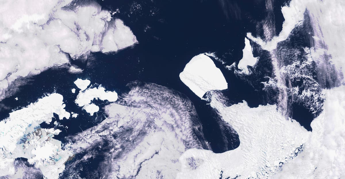 Един от най-големите айсберги в света, който се носи отвъд антарктическите води, след като беше заземен в продължение на 3 десетилетия