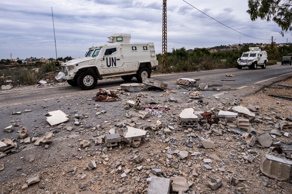 Хизбула и израелските войски си разменят огън по границата, докато 2 цивилни са убити в Ливан
