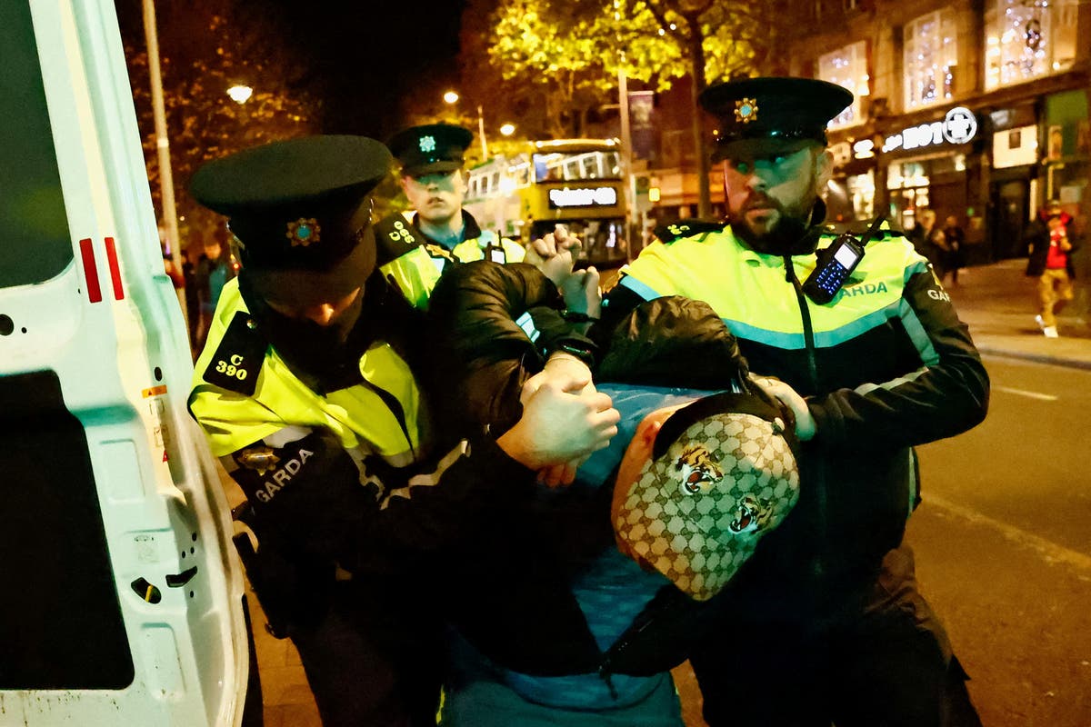 Последни бунтове в Дъблин: Полицията казва, че водните оръдия са готови в случай на безредици, докато момиче се бори за живота си