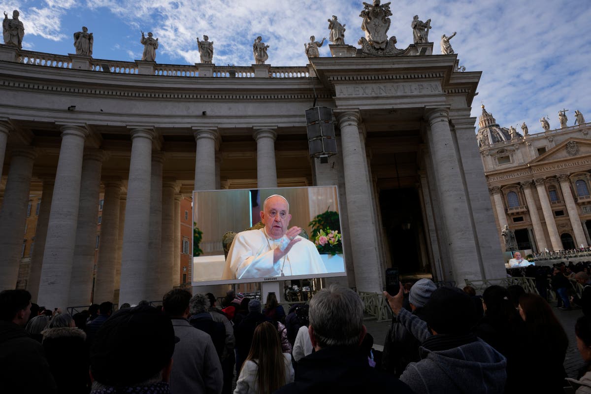 Папа Франциск казва, че има възпаление на белите дробове, но ще отиде в Дубай тази седмица за климатичната конференция