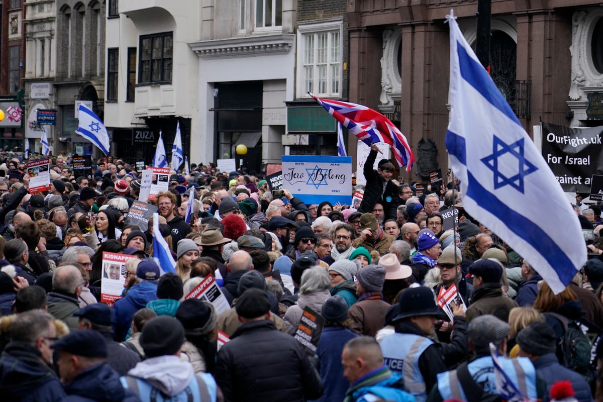 Маршируващите развяваха знамена на Израел и Съюза на Обединеното кралство