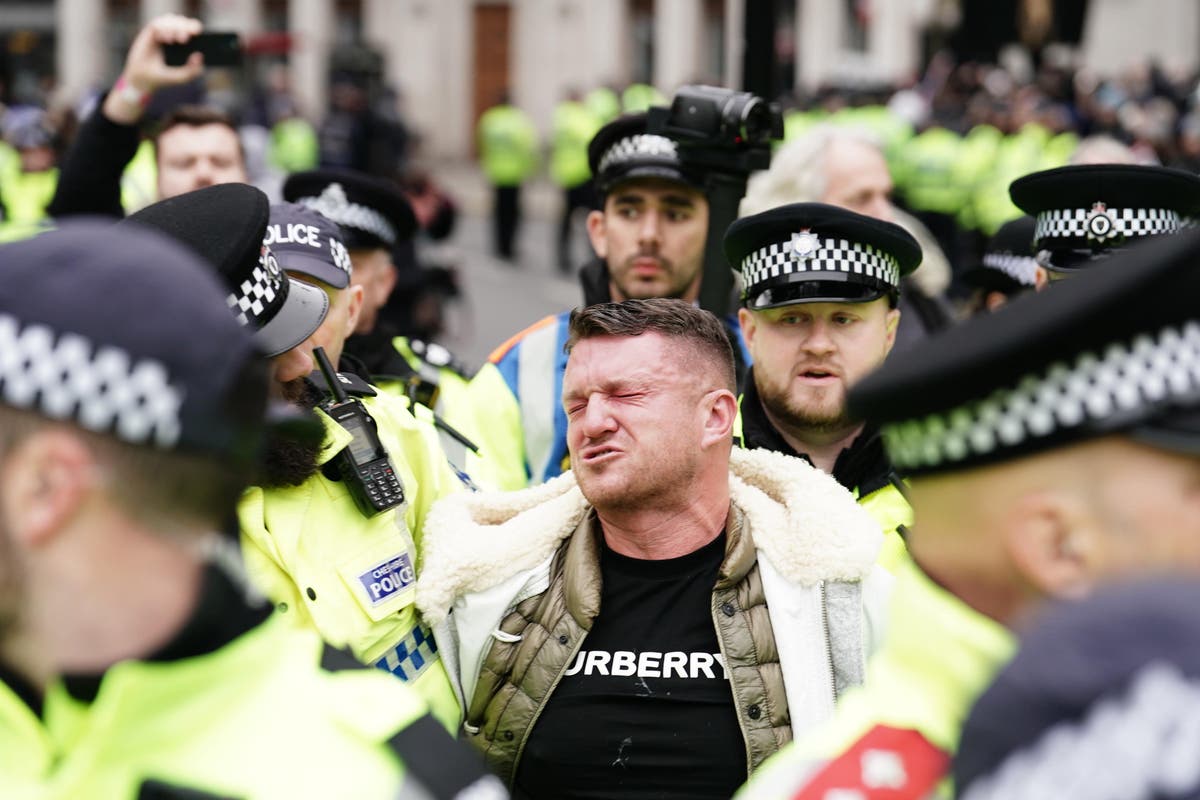 Томи Робинсън, напръскан от полицията по време на арест по време на марш срещу антисемитизма