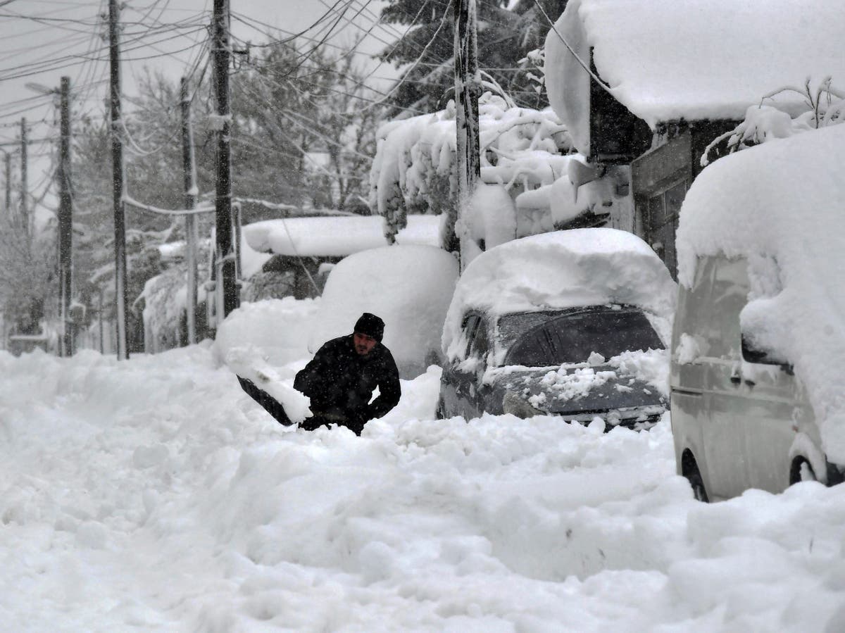 Трима загинаха при първия обилен снеговалеж и зимните виелици, ударили Източна Европа