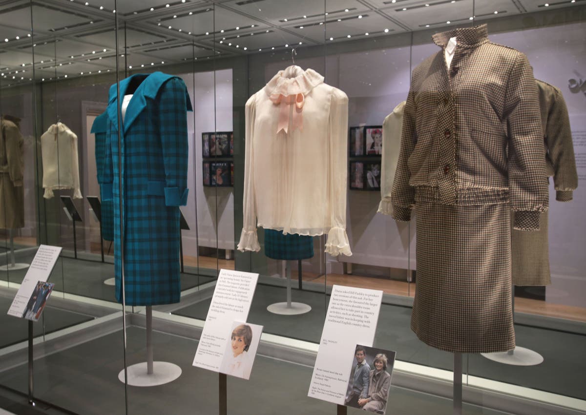 Princess Diana&rsquo;s blouse worn in 1981 engagement portrait to be sold for thousands of pounds in auction 