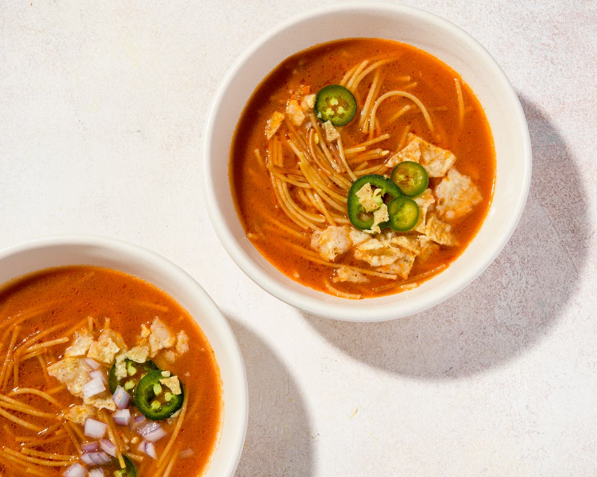 Опушена и пикантна, тази мексиканска килерска супа отнема под 30 минути