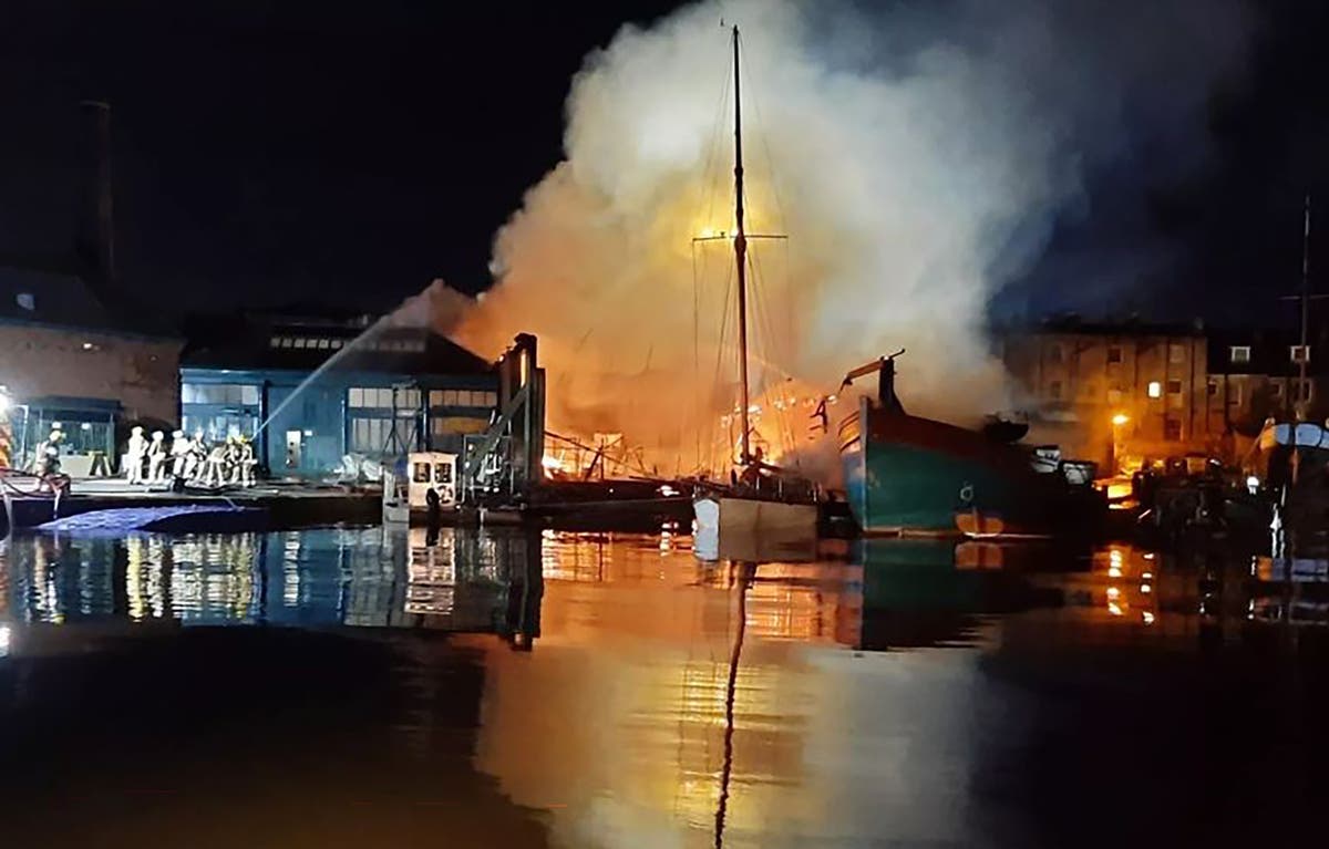 Работник в завода за лодки започва опустошителен пожар и изпраща снимка в WhatsApp на шефа