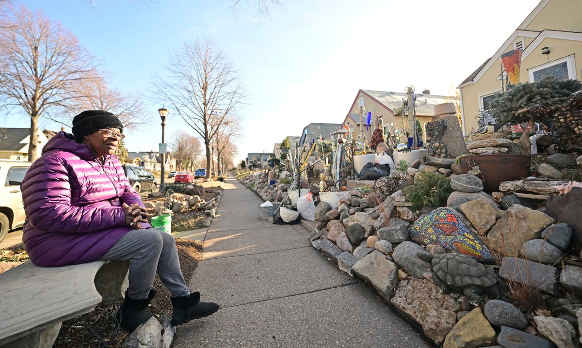 Една жена е прекарала десетилетия, правейки местна забележителност от камъни. Градски инспектор сега иска да го изчезне