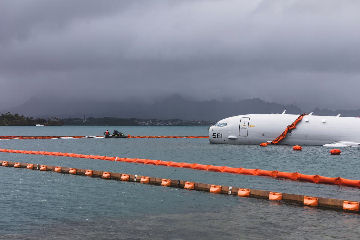 Военноморските сили на САЩ ще обсъдят премахването на самолет от чувствителния към околната среда Хавайски залив, след като прескочи пистата