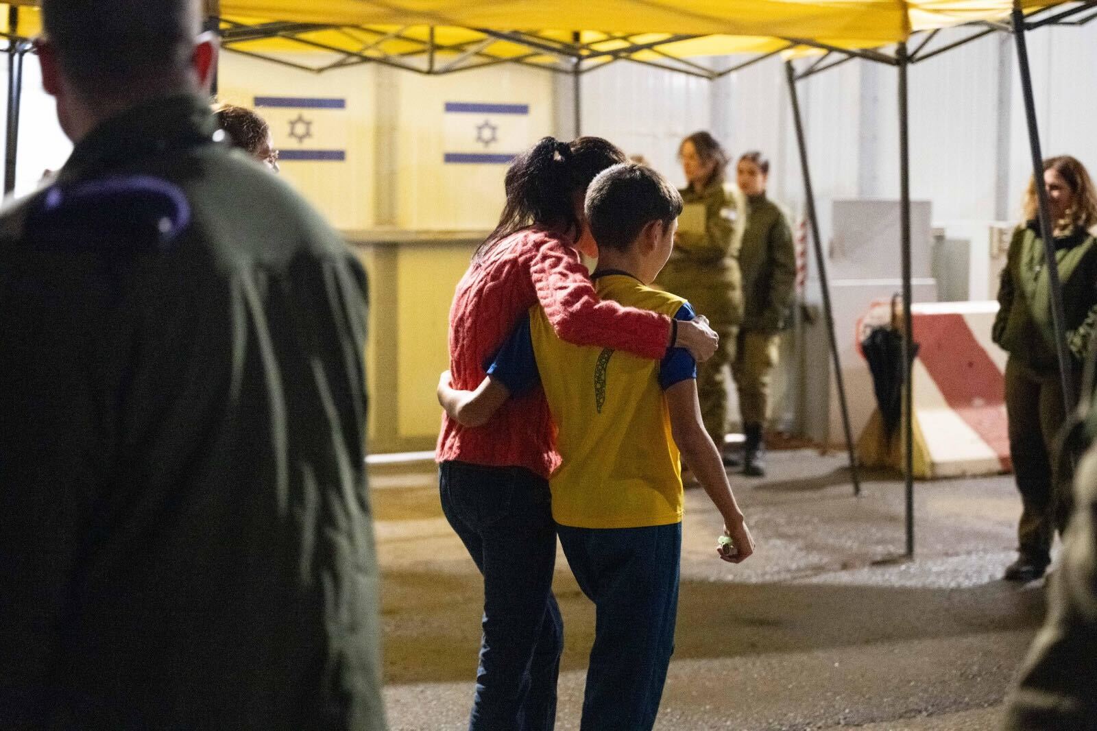 <p>The meeting between Eitan Yahalomi and his mother on his return, at the Kerem Shalom meeting point, on 27 November, 2023</p>