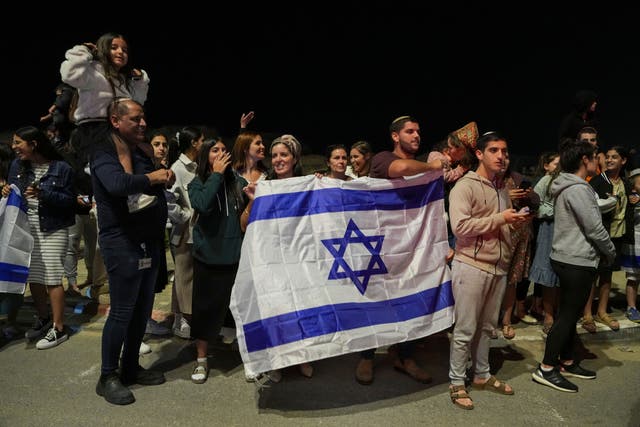 <p>People wait for the convoy carrying newly released hostages from the Gaza Strip in Ofakim, Israel </p>