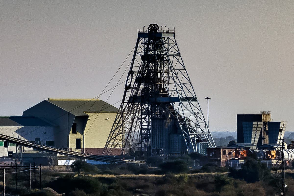 Асансьор пада от 650 фута в мина за платина в Южна Африка, убивайки 11 работници и ранявайки 75