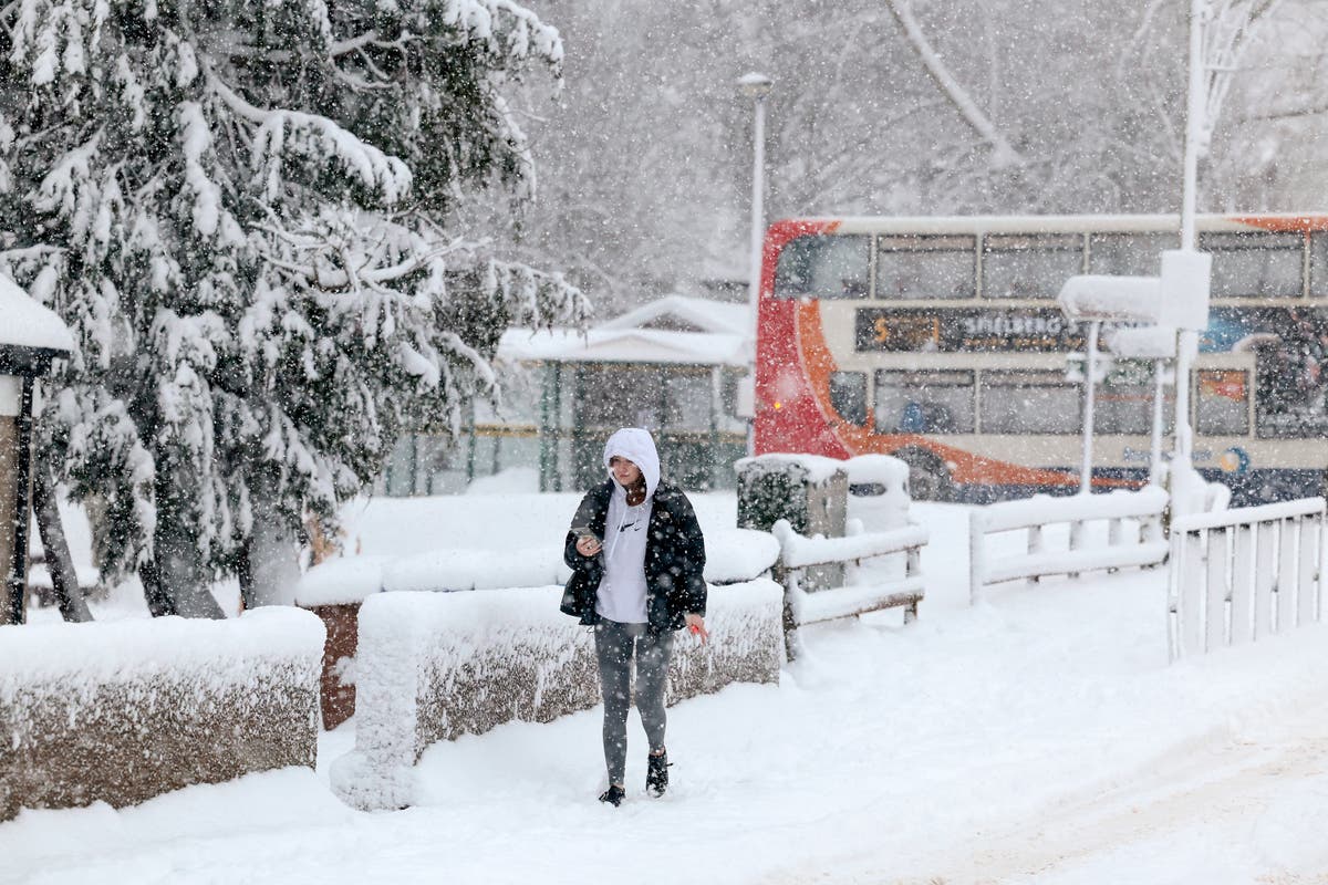 UK weather: Snow falls in parts of UK as Met Office predicts more today