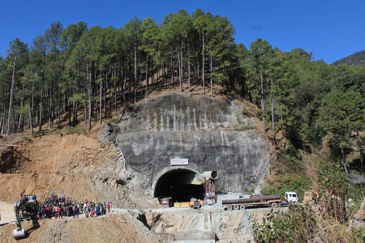 Защо на спасителите в Индия бяха нужни 17 дни, за да стигнат до 41 работници, хванати в капан в планински тунел