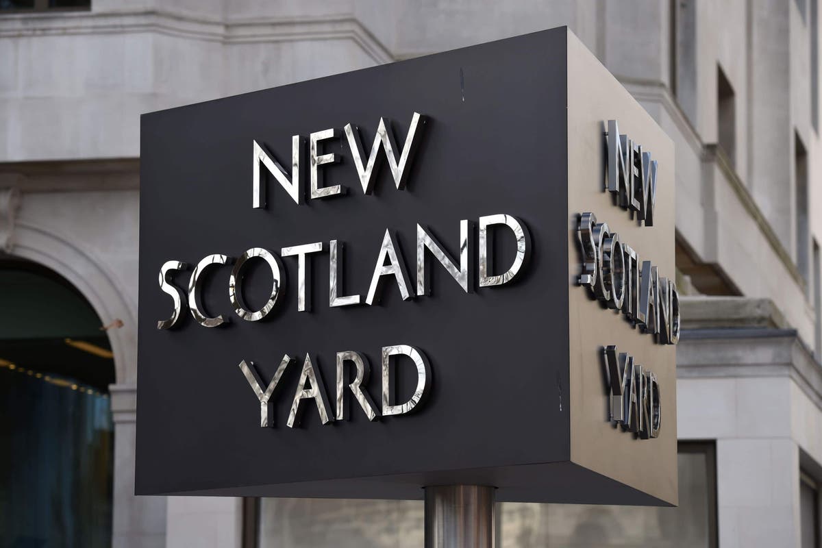 Мъж, арестуван след пръскане с червена боя из Лондон при „ислямофобски“ инциденти