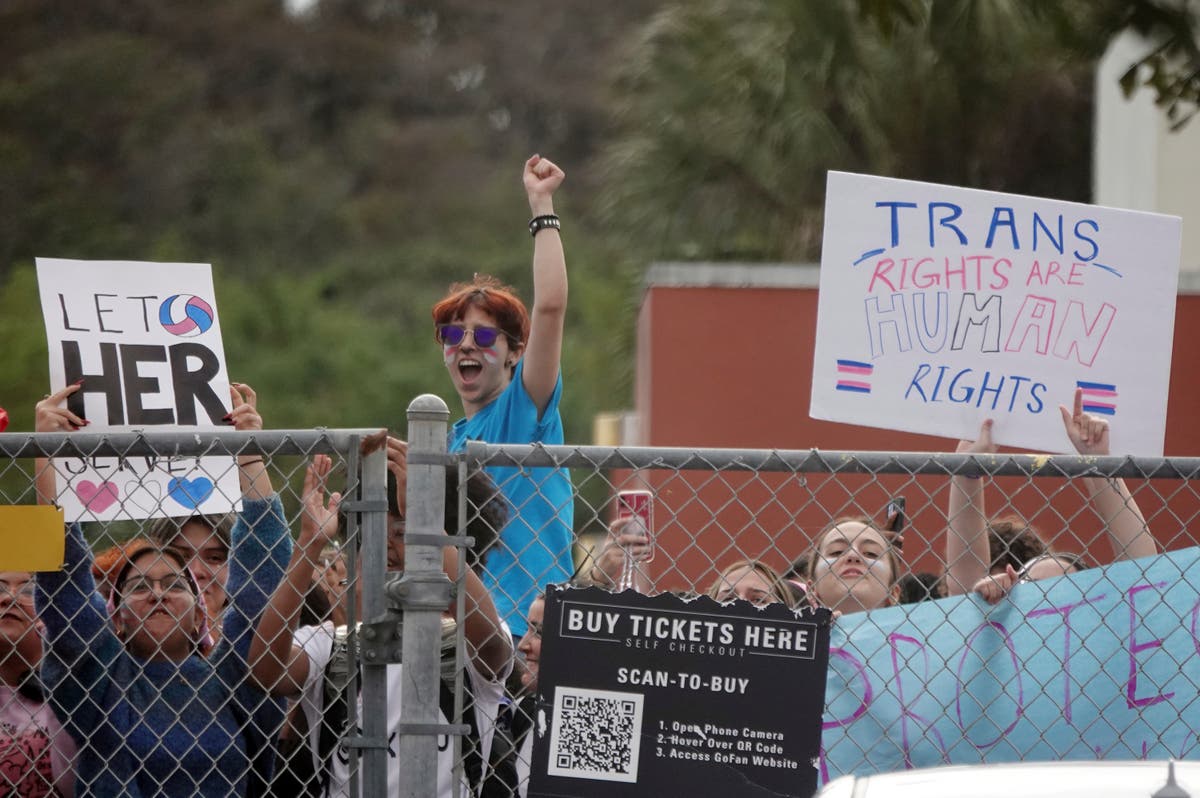 Персоналът е преназначен в училището във Флорида след обвинения, че транссексуална ученичка е играла в отбора на момичетата