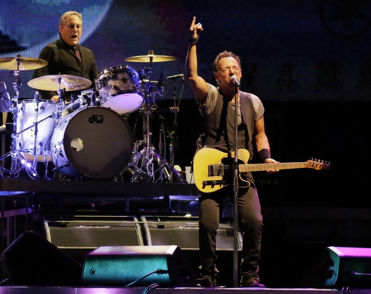 Барабанистът на Springsteen Макс Уайнбърг казва, че реставраторът на ретро коли е откраднал $125 000 от него